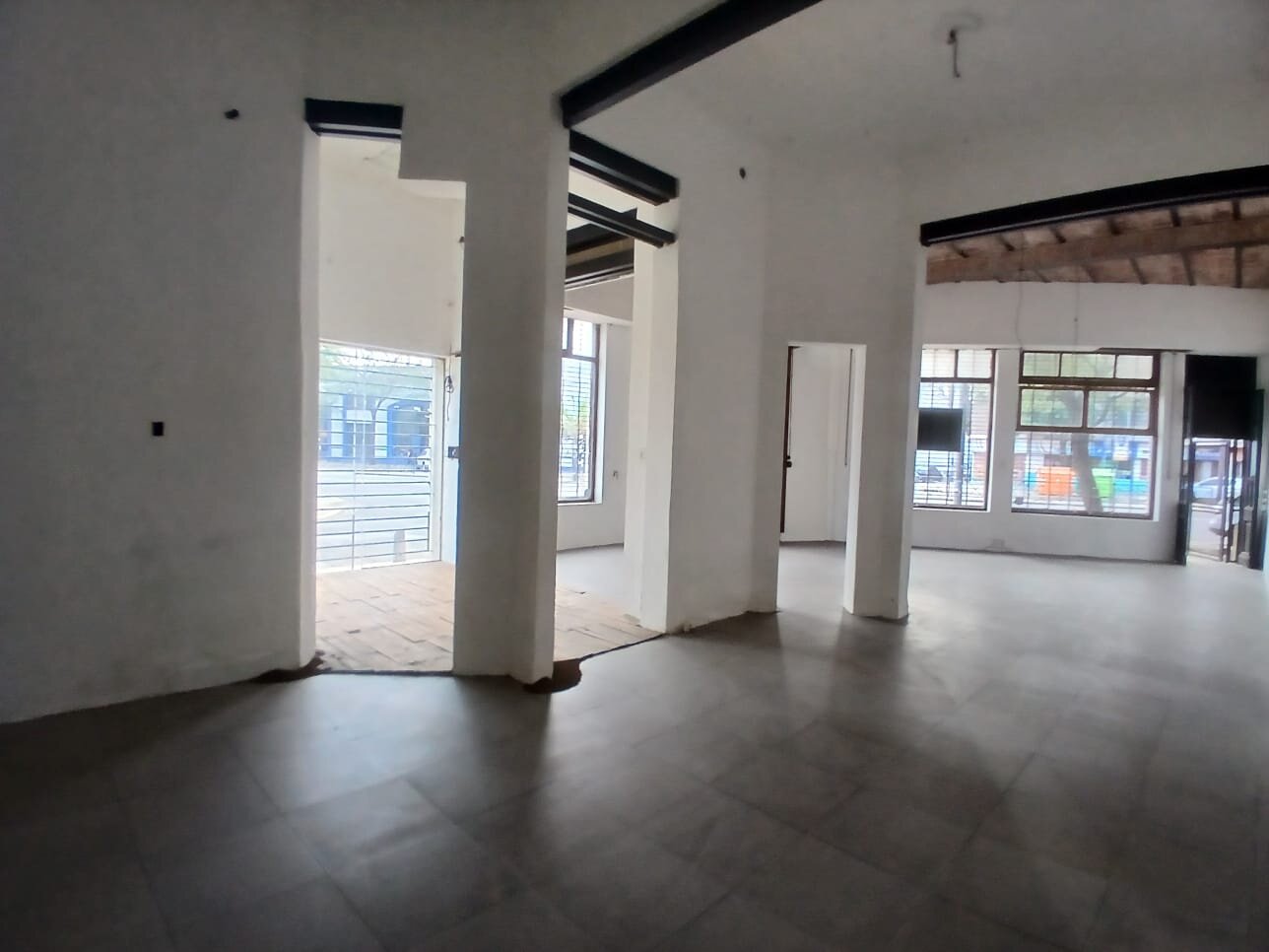Local Comercial Sobre Av Alberdi — foto 3
