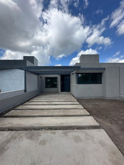 Se vende dúplex de dos dormitorios en barrio con seguridad 24hs