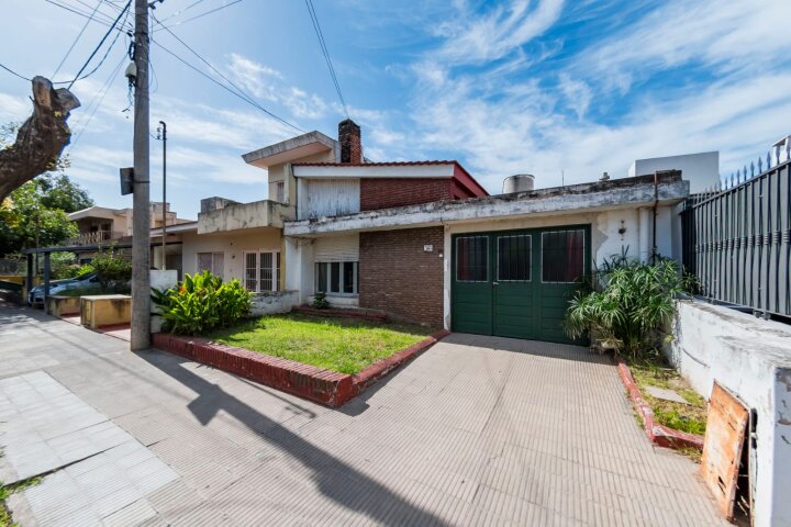 Casa en venta a refaccionar en Parque Vélez Sarsfield | 3 dorm, 154