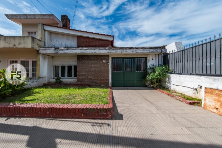 Casa en venta a refaccionar en Parque Vélez Sarsfield | 3 dorm, 154