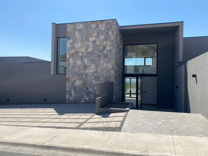 ARRIENDO, Casa nueva en Chicureo. 4D, 4B