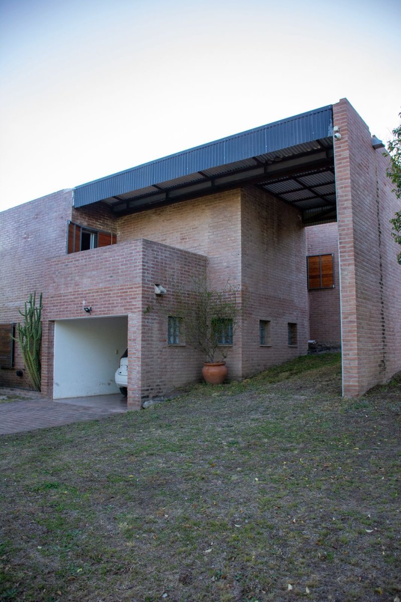Tanti - CASA + DPTO - OPORTUNIDAD - Imagen 9