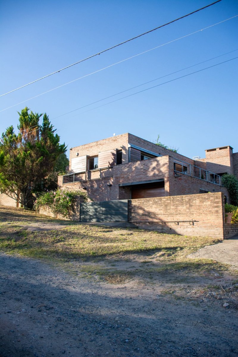 Tanti - CASA + DPTO - OPORTUNIDAD - Imagen 2