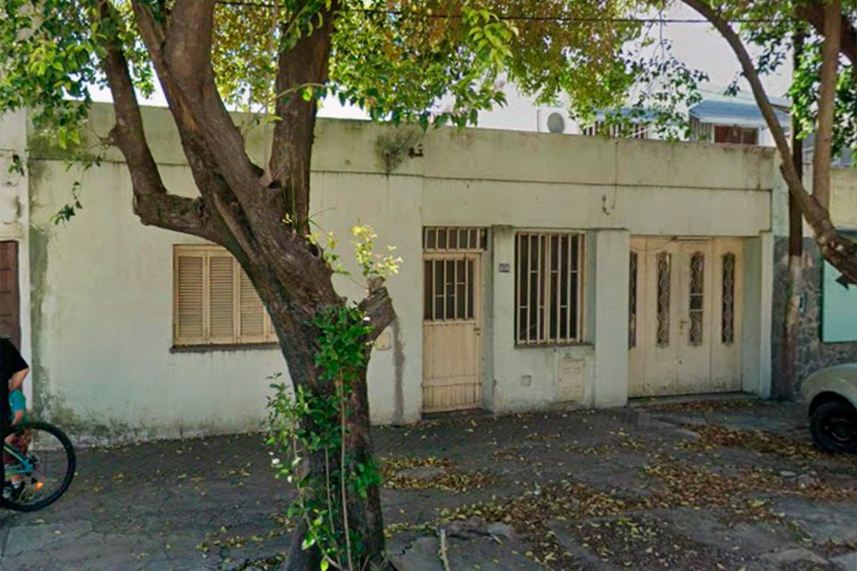 CASA 2 DORMITORIOS CON AMPLIO PATIO ALVEAR Y CDRO. RIVADAVIA