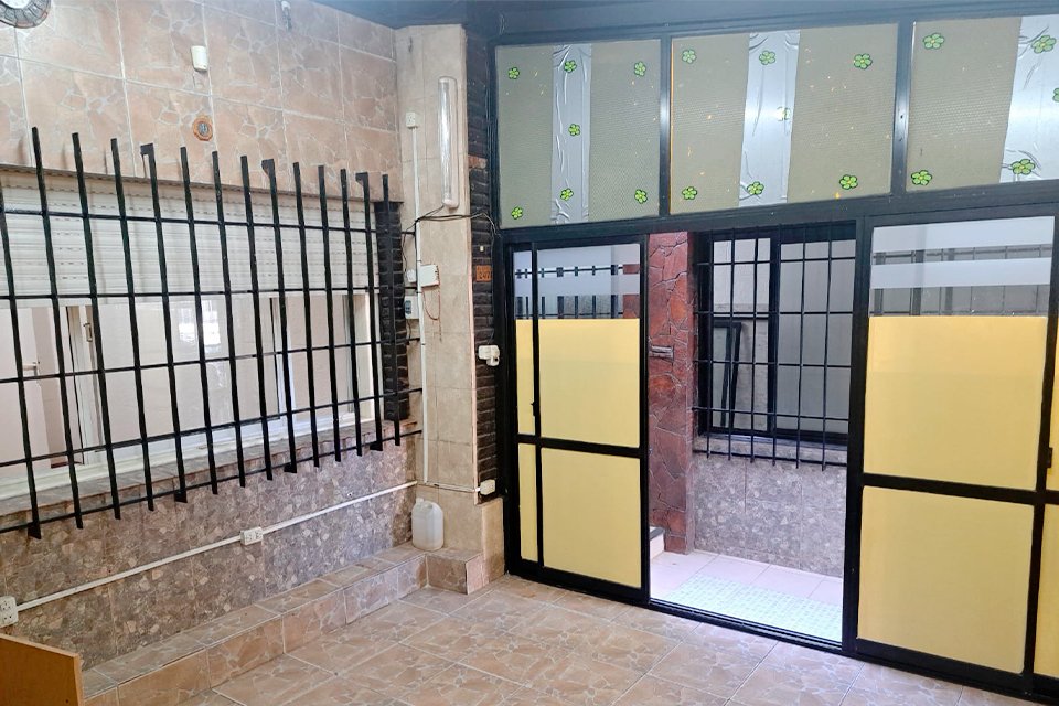HERMOSA CASA SUPER AMPLIA 3 DORMITORIOS CON LOCAL SOBRE AV. URIBURU — foto 4