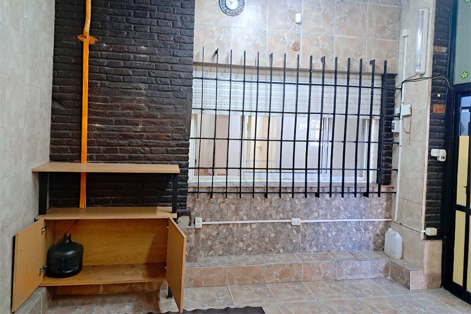 HERMOSA CASA SUPER AMPLIA 3 DORMITORIOS CON LOCAL SOBRE AV. URIBURU — foto 3