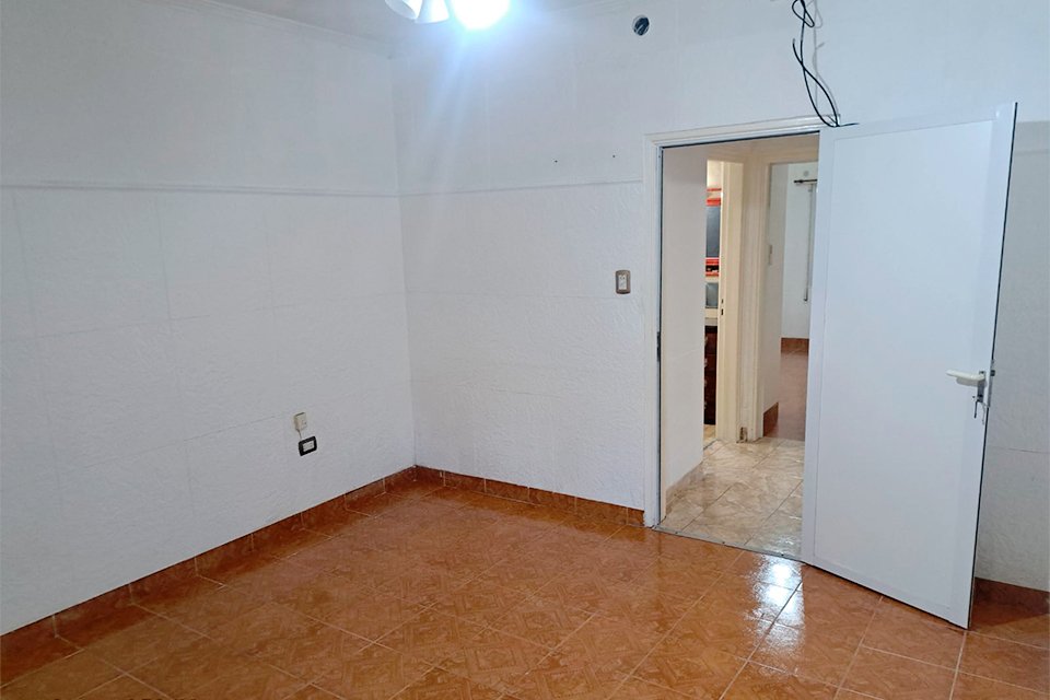 HERMOSA CASA SUPER AMPLIA 3 DORMITORIOS CON LOCAL SOBRE AV. URIBURU — foto 10