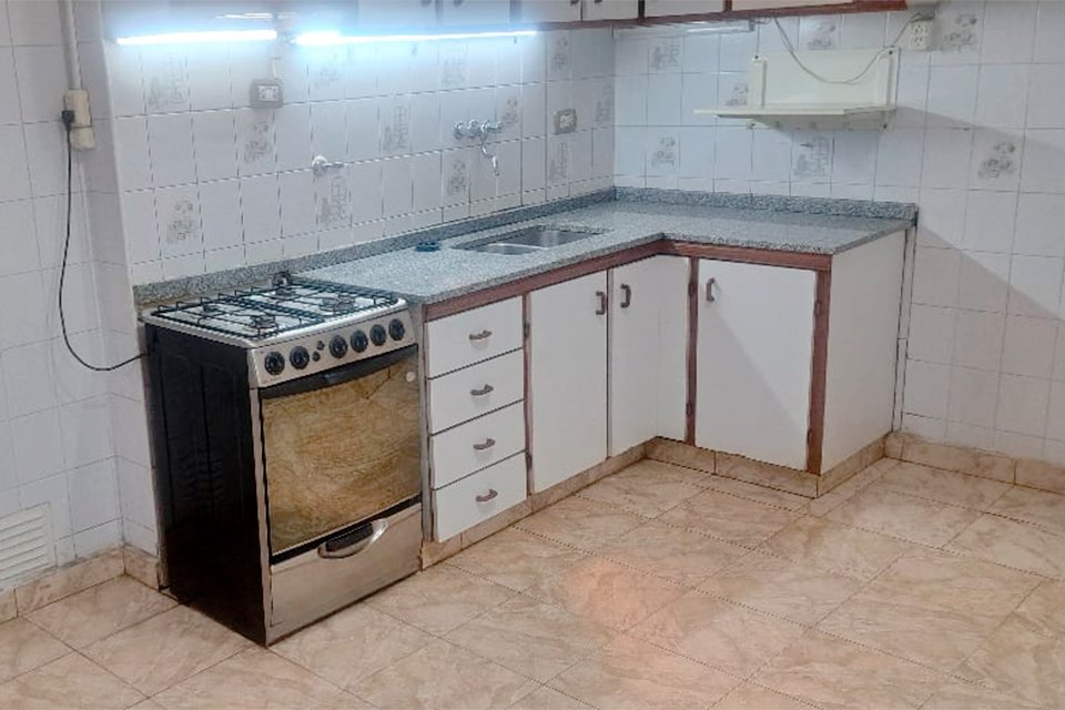 HERMOSA CASA SUPER AMPLIA 3 DORMITORIOS CON LOCAL SOBRE AV. URIBURU — foto 9