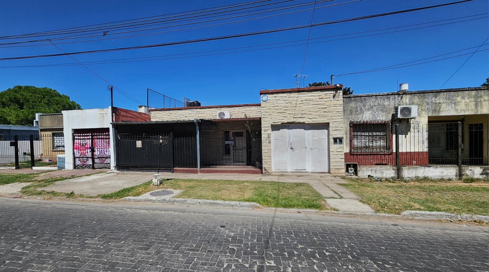CASA FAMILIAR CON PILETA, COCHERA PARA 3 AUTOS Y GRAN LIVING EN PARQUE SAN MARTÍN — foto 4