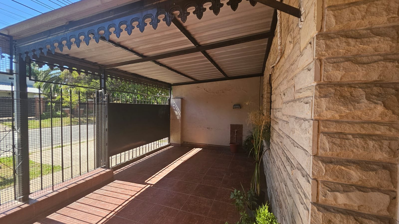 CASA FAMILIAR CON PILETA, COCHERA PARA 3 AUTOS Y GRAN LIVING EN PARQUE SAN MARTÍN — foto 6