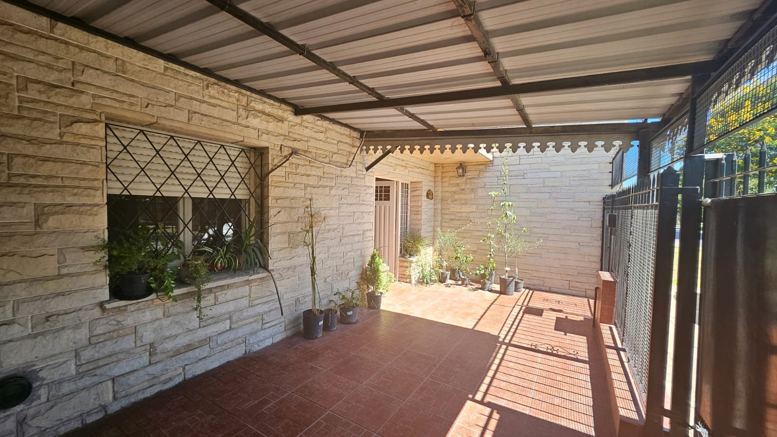 CASA FAMILIAR CON PILETA, COCHERA PARA 3 AUTOS Y GRAN LIVING EN PARQUE SAN MARTÍN — foto 5