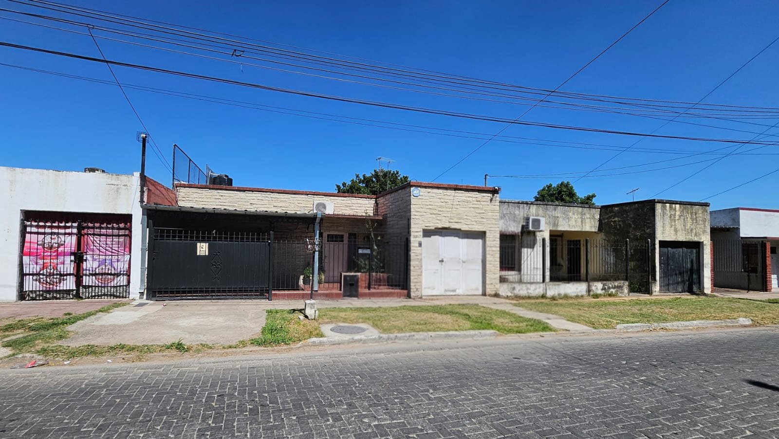 CASA FAMILIAR CON PILETA, COCHERA PARA 3 AUTOS Y GRAN LIVING EN PARQUE SAN MARTÍN — foto 3