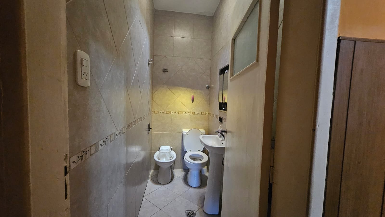 CASA FAMILIAR CON PILETA, COCHERA PARA 3 AUTOS Y GRAN LIVING EN PARQUE SAN MARTÍN — foto 15