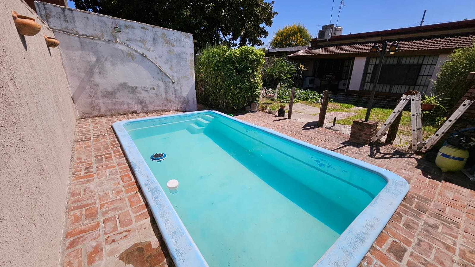 CASA FAMILIAR CON PILETA, COCHERA PARA 3 AUTOS Y GRAN LIVING EN PARQUE SAN MARTÍN — foto 2