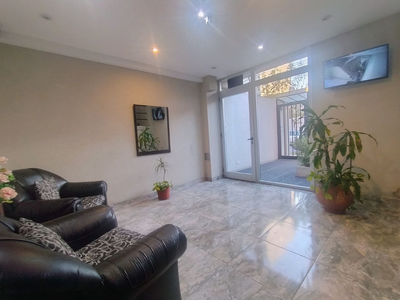Departamento Monoambiente dividido, APTO PROFESIONAL.- Moron . — foto 5