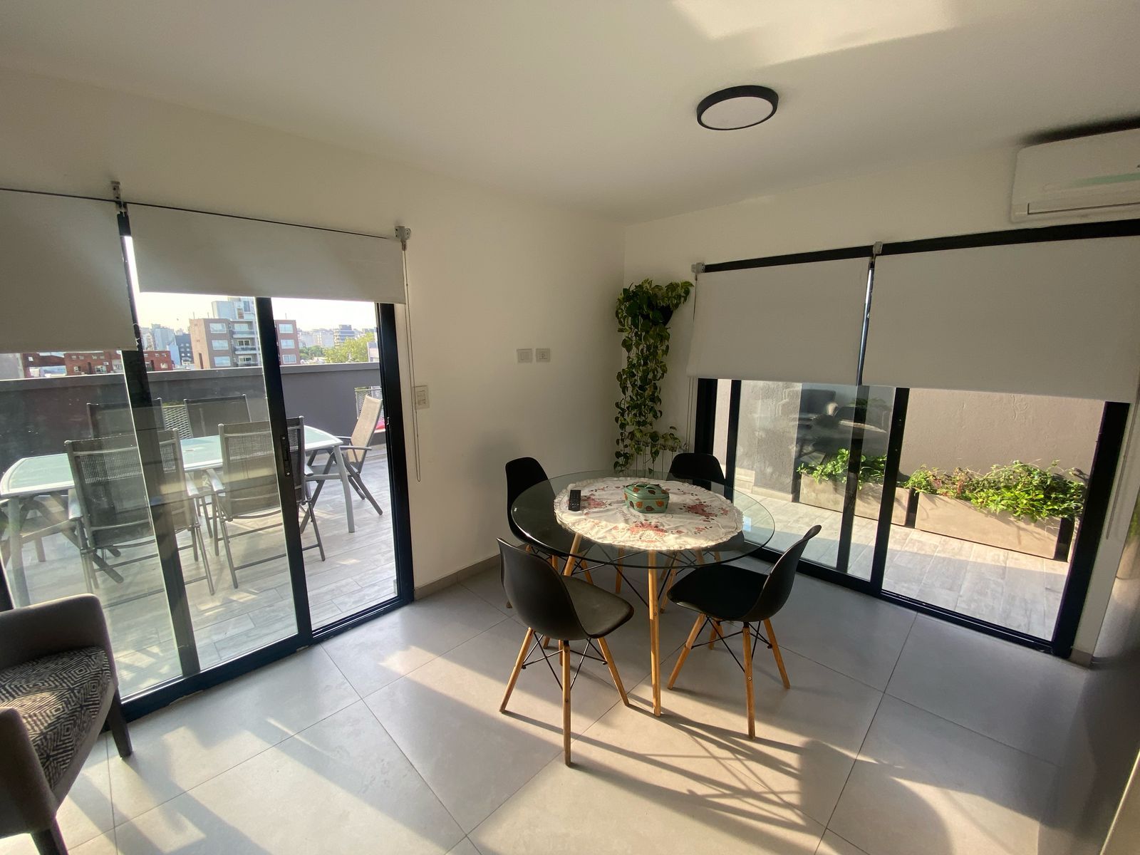 EN VENTA HERMOSO DEPARTAMENTO 3 AMBIENTES EN MORON CON COCHERA — foto 2