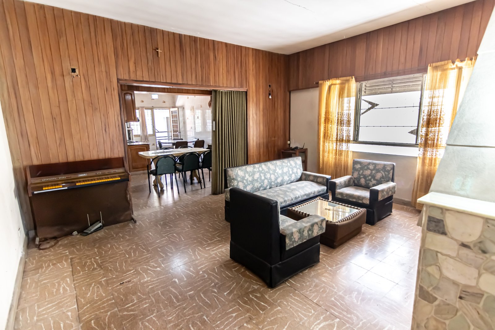 CASA DE 3 DORMITORIOS,COCHERA y PATIO BARRIO INDUSTRIAL — foto 4