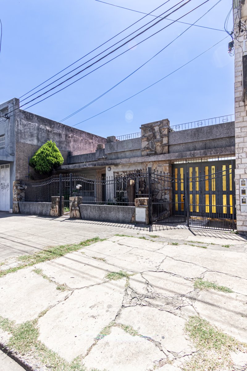 CASA DE 3 DORMITORIOS,COCHERA y PATIO BARRIO INDUSTRIAL