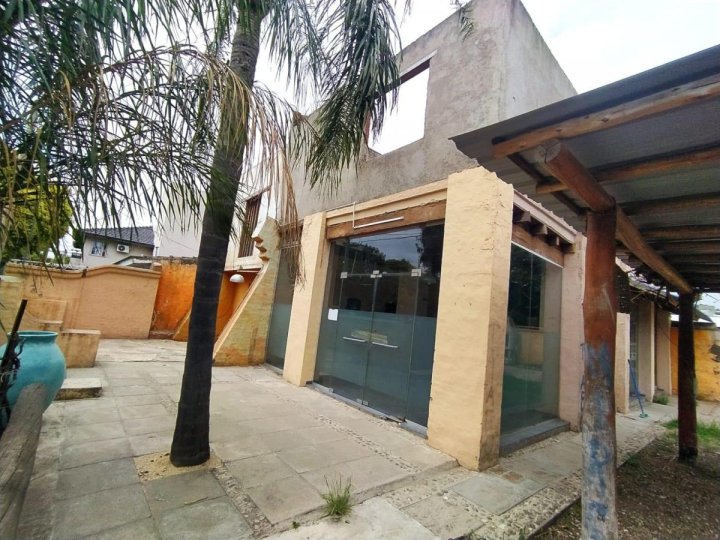 Amplio Local Esq. Sobre Av Duarte Quiros - Amp. Las Palmas