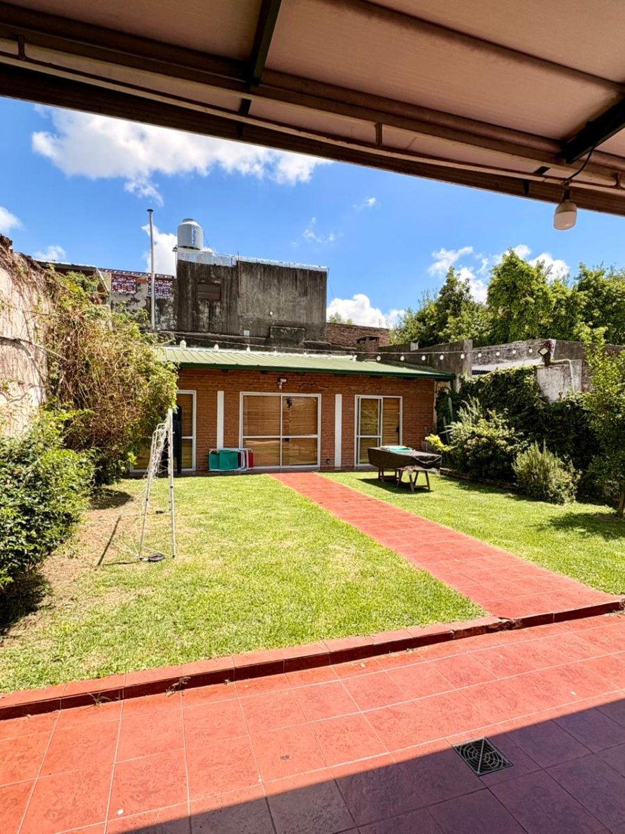 VENTA CASA CON COCHERA Y QUINCHO MAS LOCAL O DEPOSITO