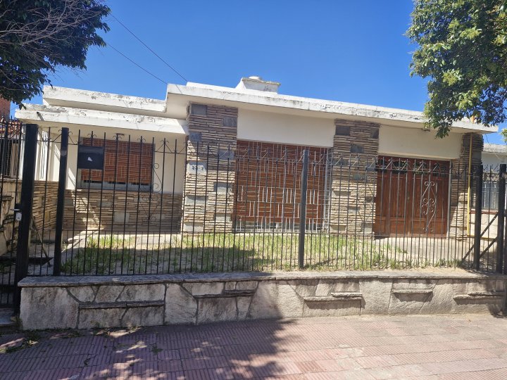 VENDO casa 3 dormitorios en Barrio Maipu . Excelente ubicación