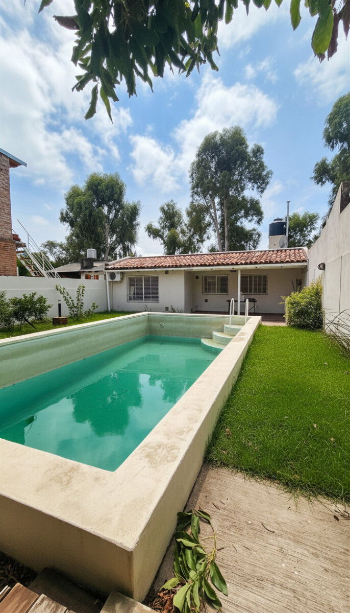 Casa en venta en Funes, 2 dormitorios + comodín – pileta .
