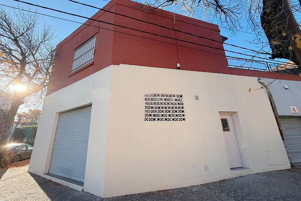 AMPLIO LOCAL DE ESQUINA CON VIDRIERAS ZONA AV. SAN MARTÍN AL 5300 — foto 4