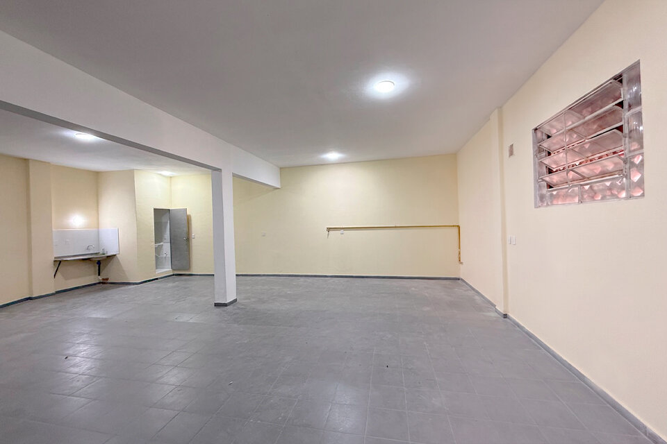 AMPLIO LOCAL DE ESQUINA CON VIDRIERAS ZONA AV. SAN MARTÍN AL 5300 — foto 6