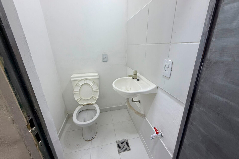 AMPLIO LOCAL DE ESQUINA CON VIDRIERAS ZONA AV. SAN MARTÍN AL 5300 — foto 13
