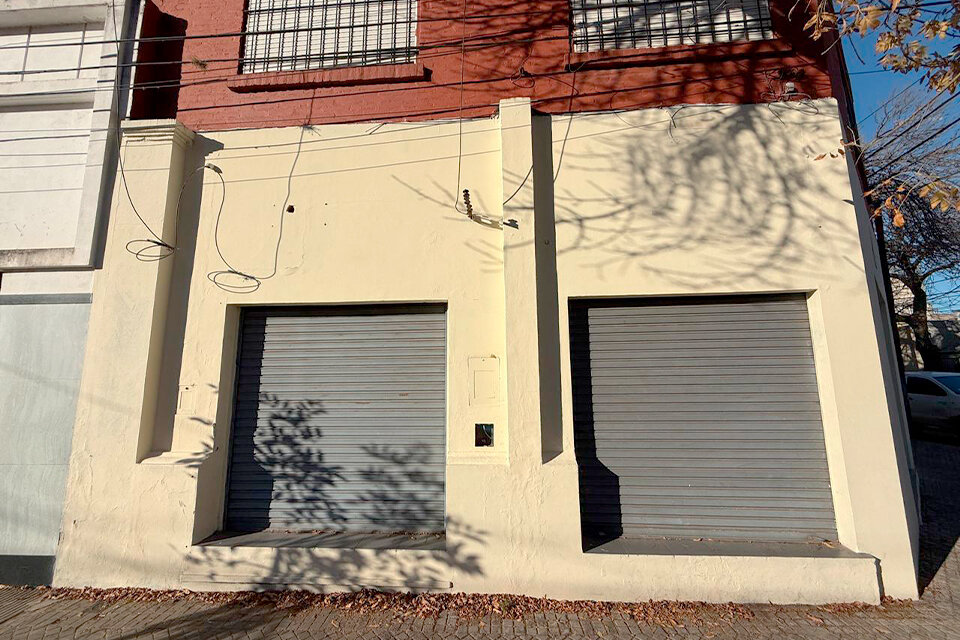 AMPLIO LOCAL DE ESQUINA CON VIDRIERAS ZONA AV. SAN MARTÍN AL 5300 — foto 2