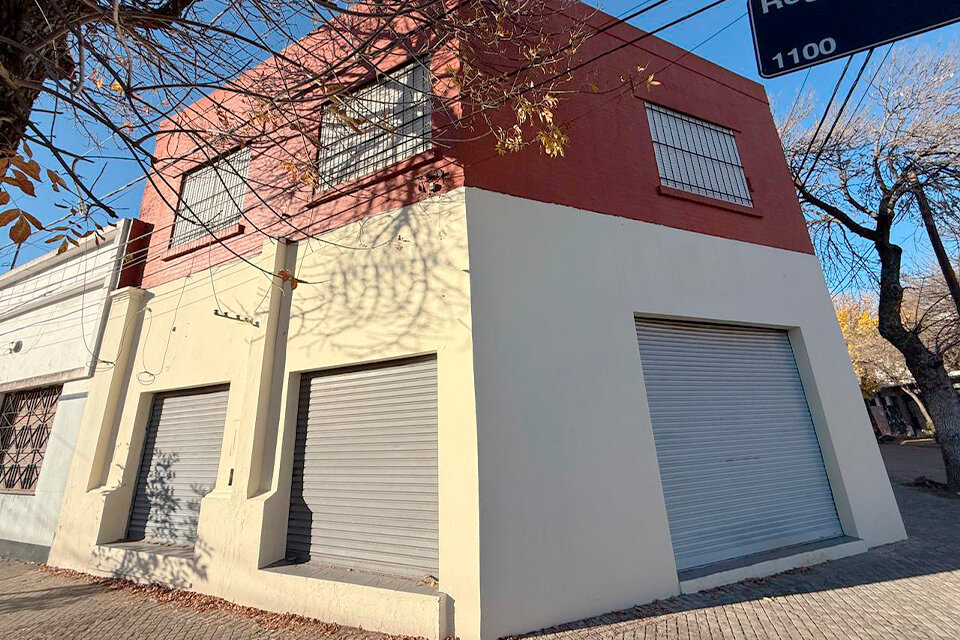 AMPLIO LOCAL DE ESQUINA CON VIDRIERAS ZONA AV. SAN MARTÍN AL 5300