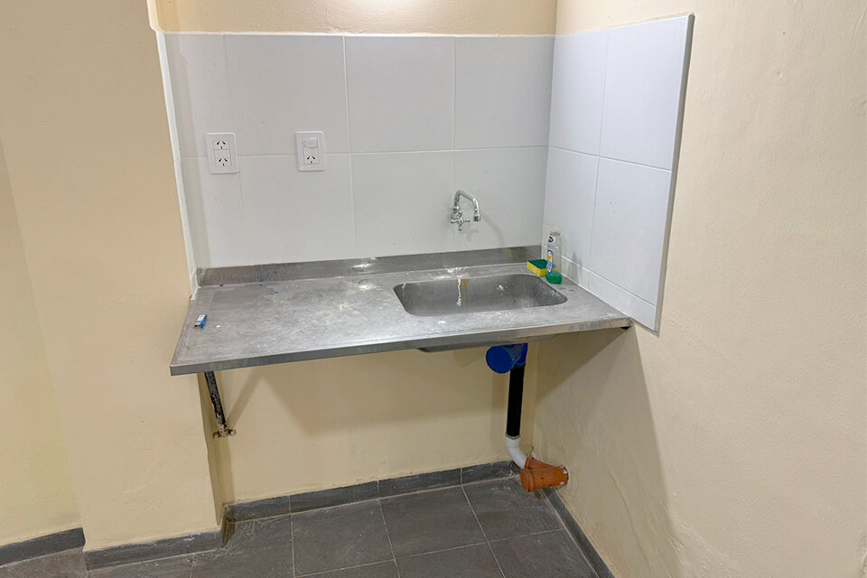AMPLIO LOCAL DE ESQUINA CON VIDRIERAS ZONA AV. SAN MARTÍN AL 5300 — foto 11