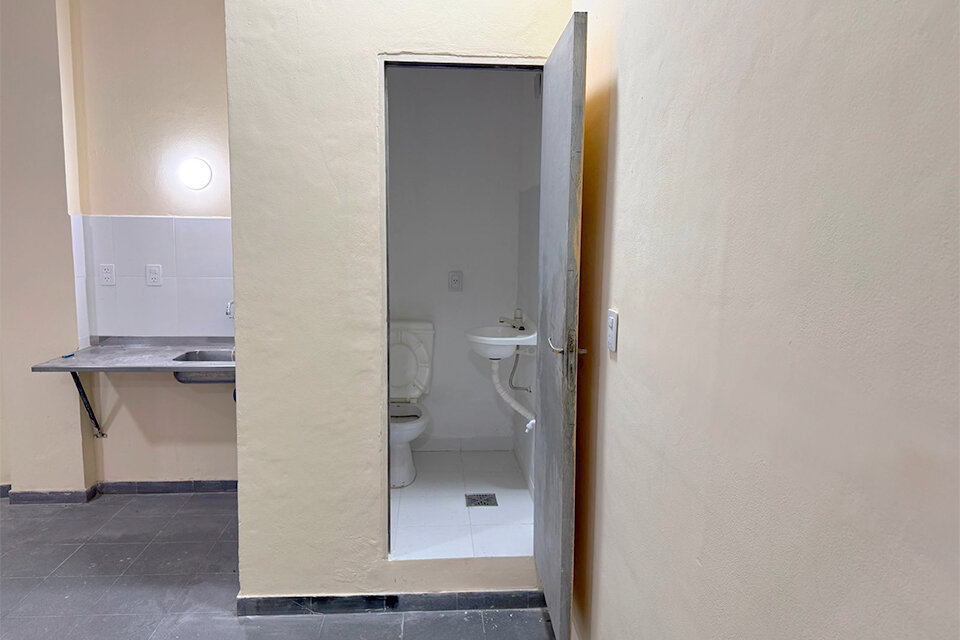 AMPLIO LOCAL DE ESQUINA CON VIDRIERAS ZONA AV. SAN MARTÍN AL 5300 — foto 12