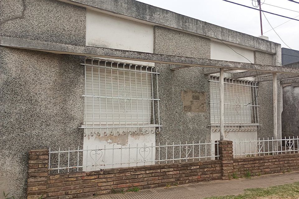 CASA 3 AMBIENTES PARA USO COMERCIAL SOBRE AV. URIBURU - 2