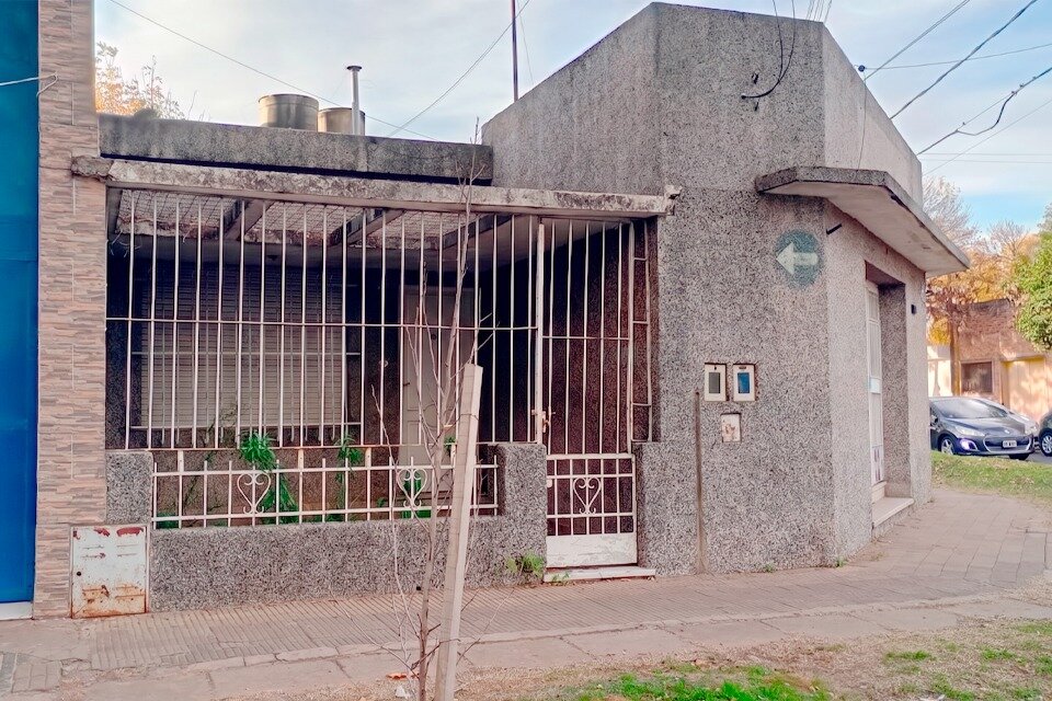 CASA 3 AMBIENTES PARA USO COMERCIAL SOBRE AV. URIBURU - 1