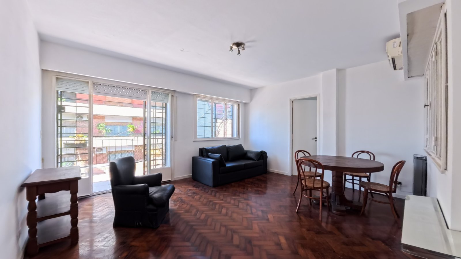 Excelente 3 Ambientes en Esquina con Balcón Corrido – Súper Luminoso y en Ubicación Privilegiada — foto 4