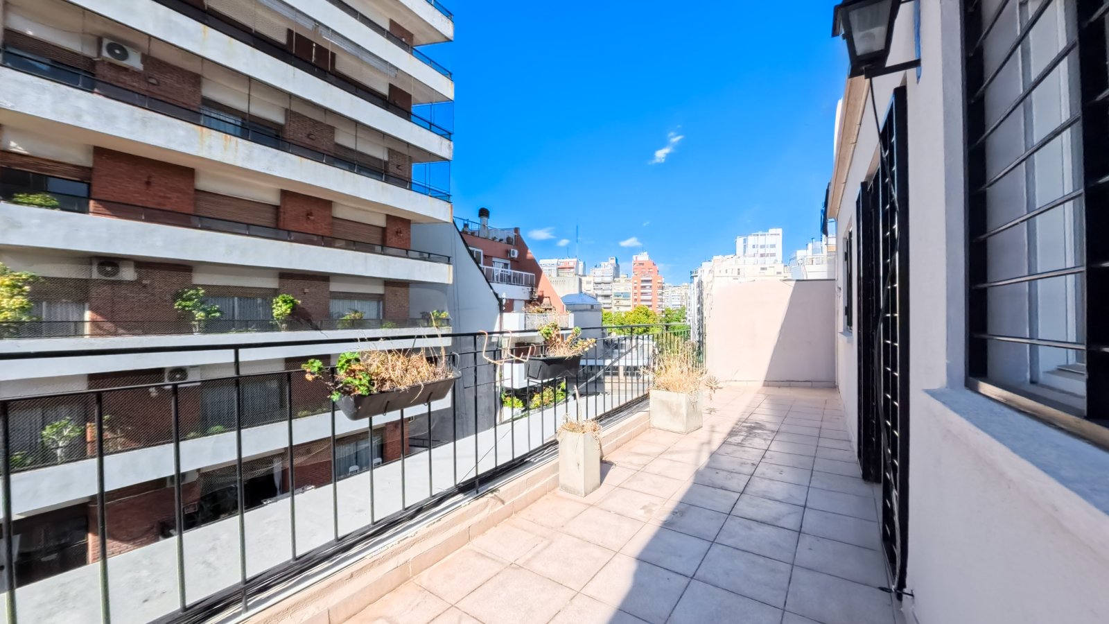 Excelente 3 Ambientes en Esquina con Balcón Corrido – Súper Luminoso y en Ubicación Privilegiada — foto 2