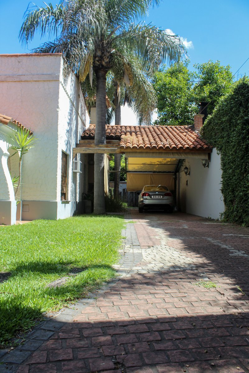 Casa en alberdi 3 dormitorios, jardin, cocheras.