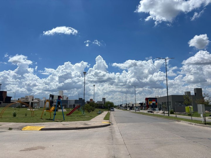 Lote en Docta Central Etapa 2 frente a plaza | 250 m² | Orientación Norte
