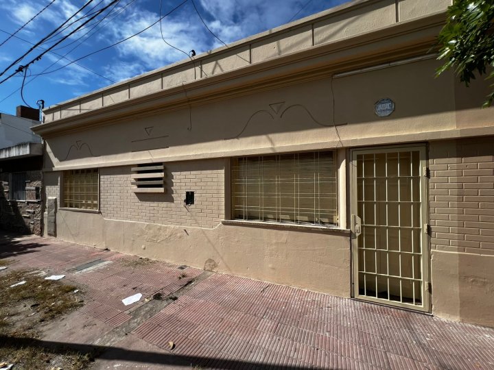 Oportunidad de inversion casa y depto de 1 dormitorio con patio en Yapeyú, proximo a Gral Paz