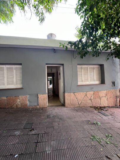 SE ALQUILA CASA DE 3 DORMITORIOS CON PATIO