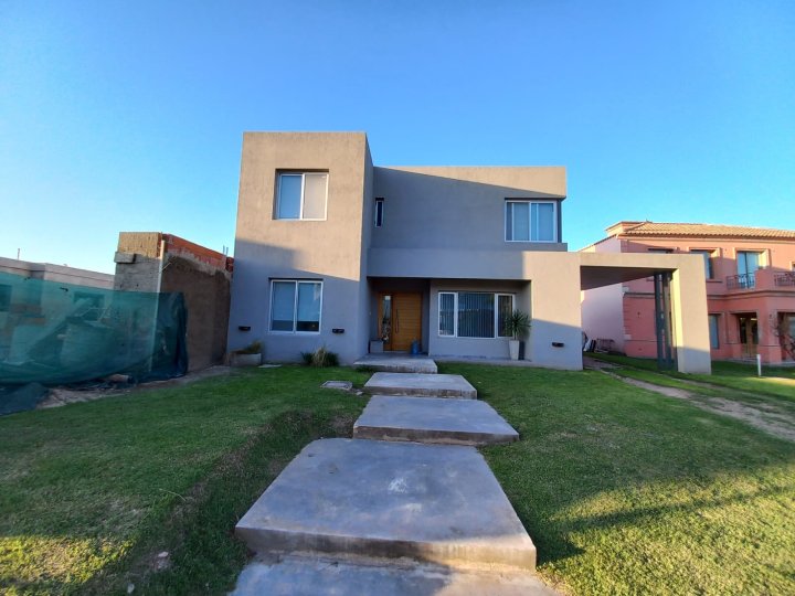 CASA EN VENTA DE 3 DORMITORIOS EN BARRIO PRIVADO LAS CAÑITAS, MALAGÜEÑO, CORDOBA.