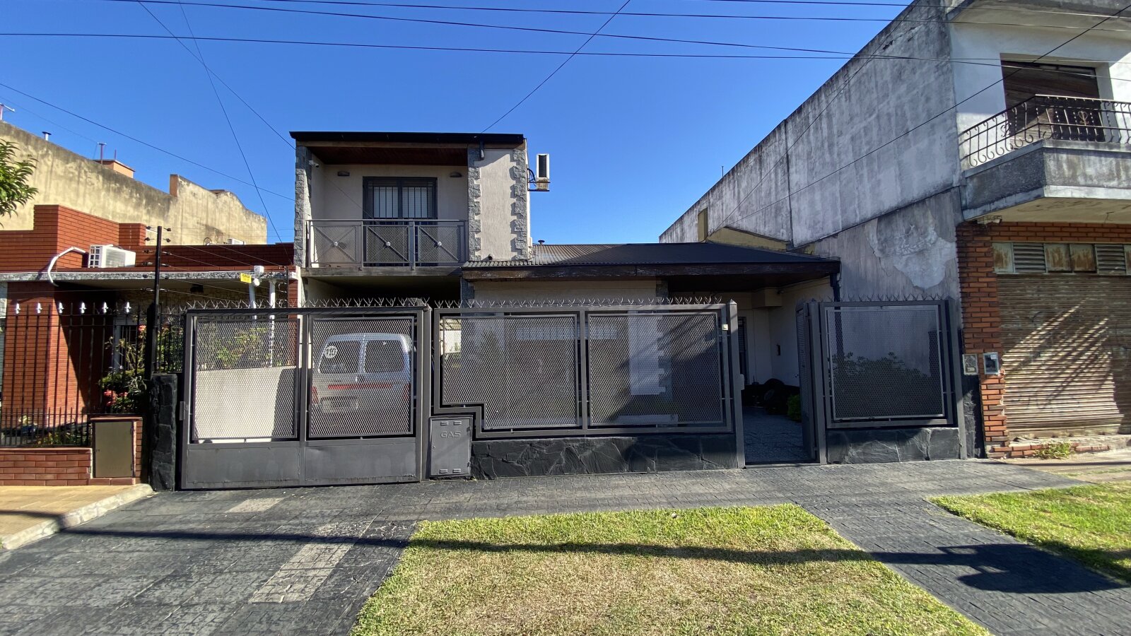 Casa 4 ambientes Villa Tesei con Cochera Pasante, Patio y Parrilla