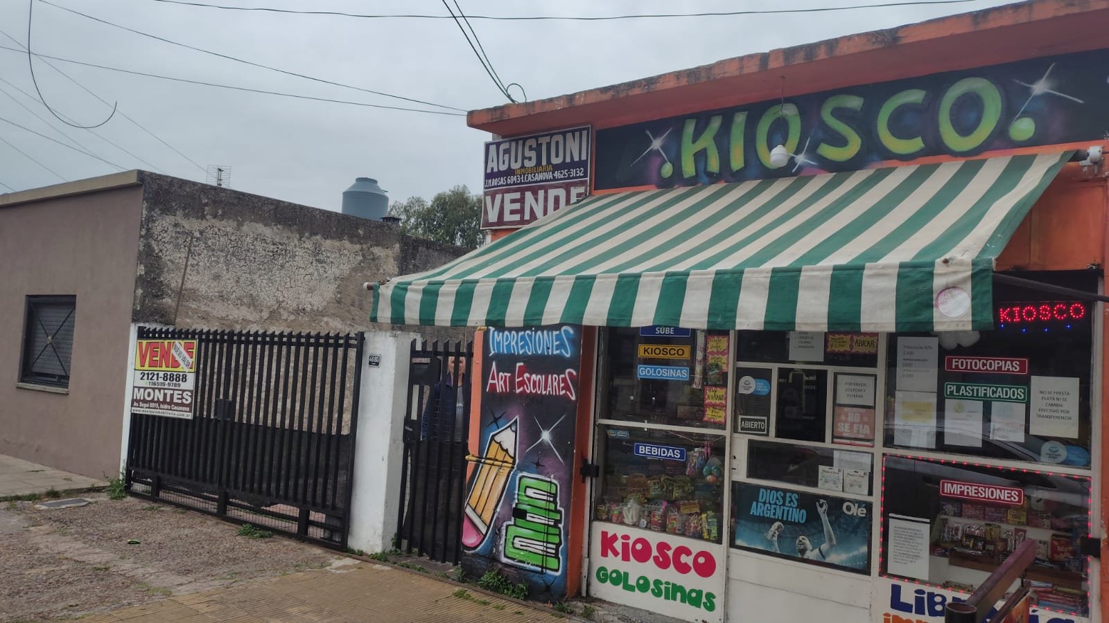 Casa 4 ambientes con Local Comercial - Venta