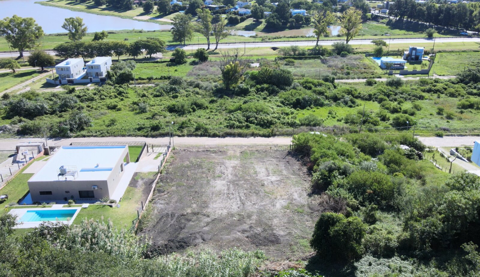 Lote en zona costanera, 1100 m2 con vista al rio. Todos los servicios — foto 7
