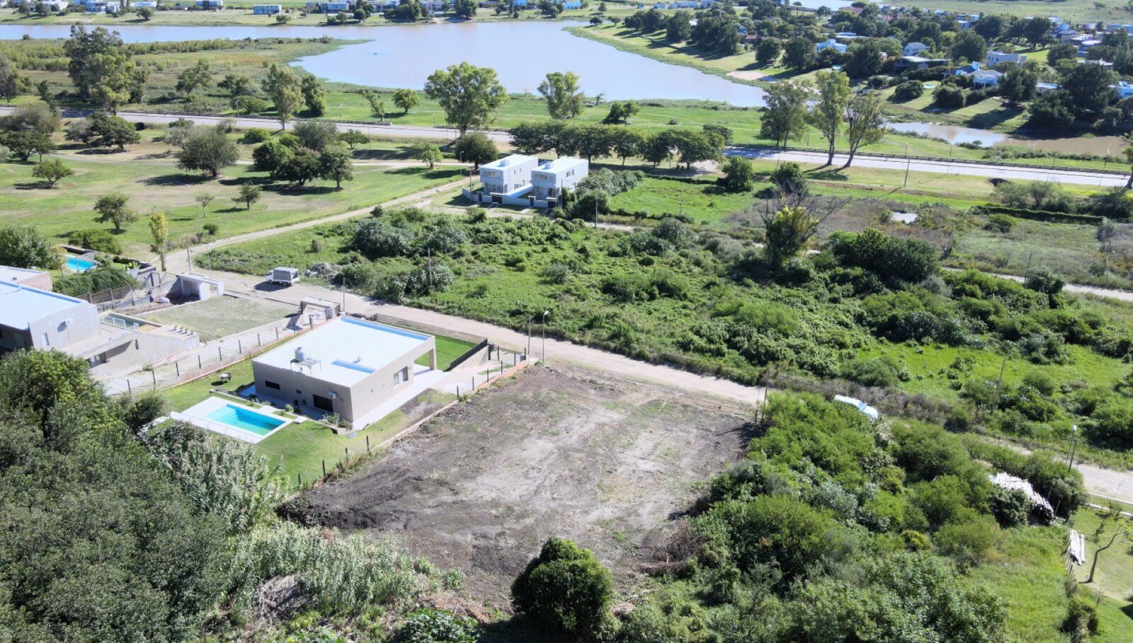 Lote en zona costanera, 1100 m2 con vista al rio. Todos los servicios