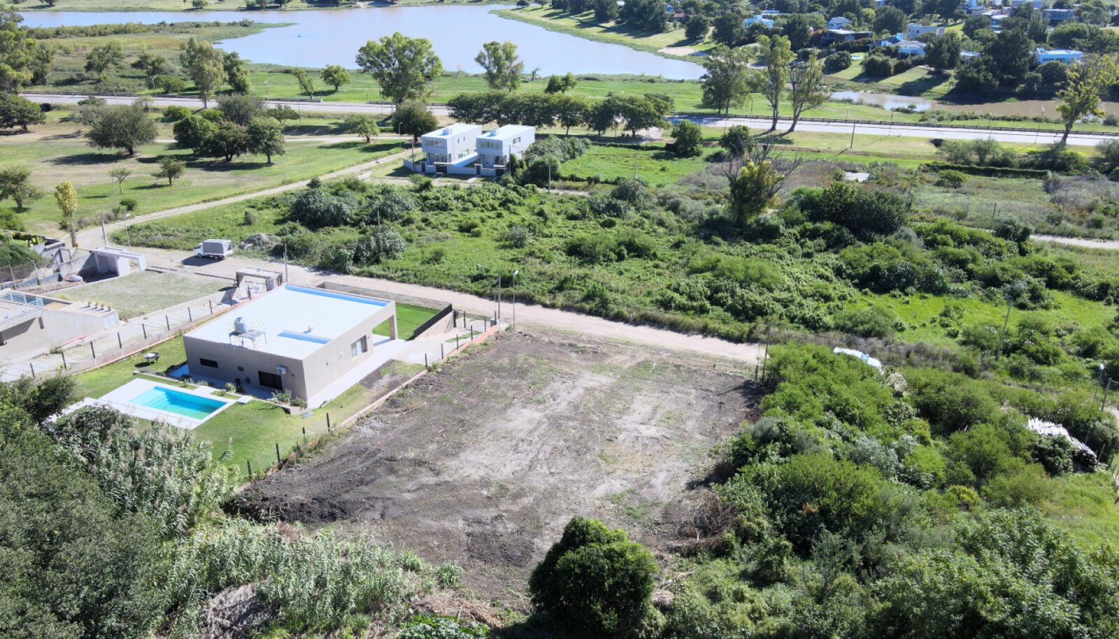 Lote en zona costanera, 1100 m2 con vista al rio. Todos los servicios — foto 2