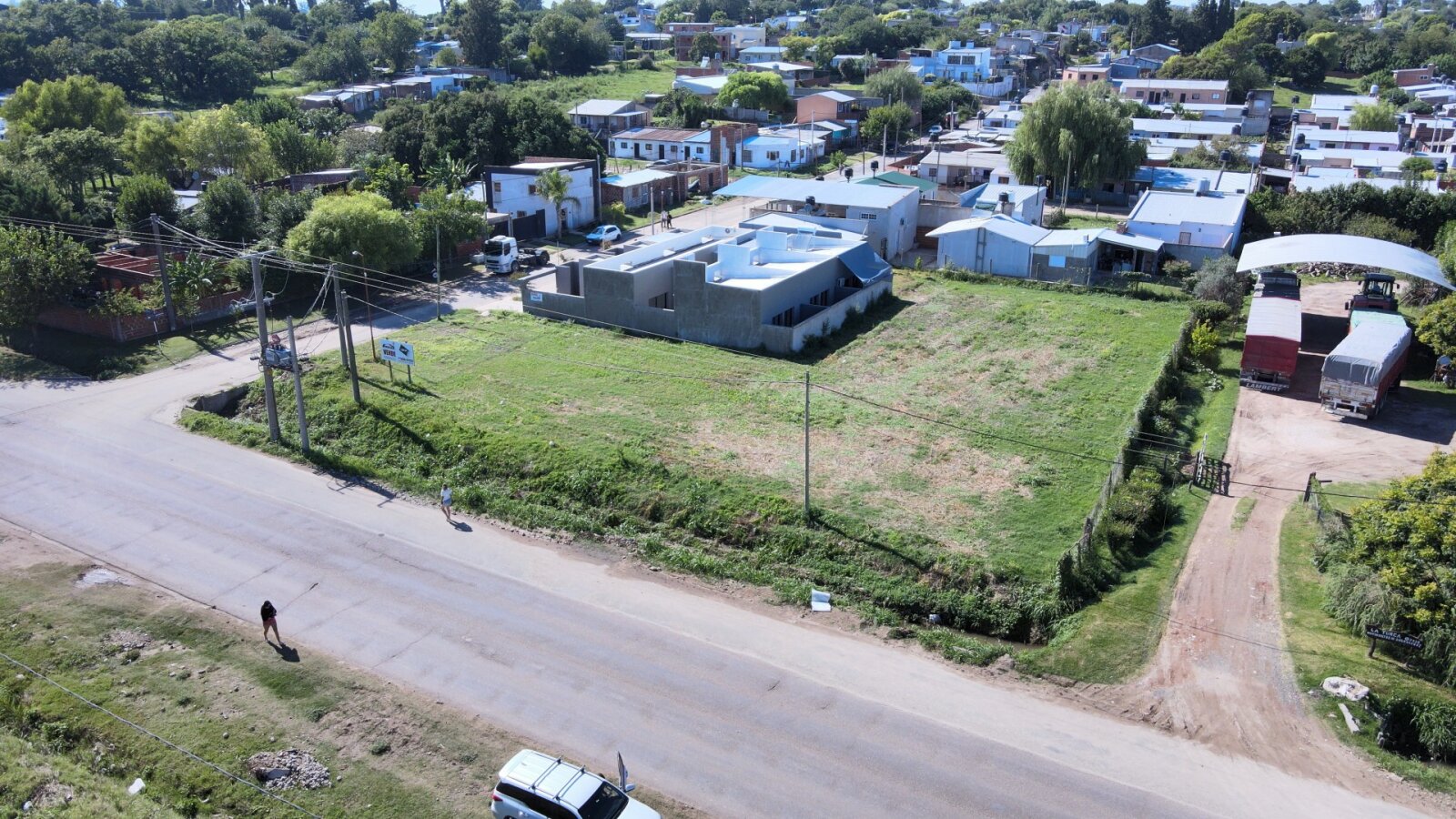 Excelente terreno en esquina, aptitud desarrollo comercial. Eva Peron y Constitucion — foto 4