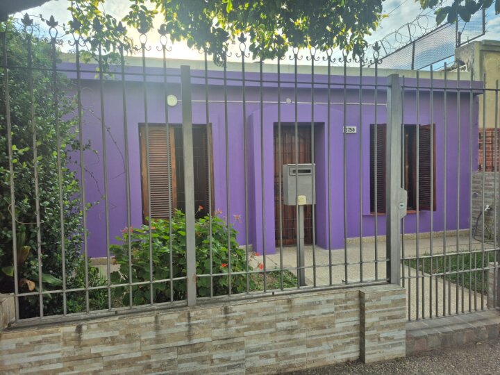 SE VENDE CASA MAS DOS DTOS AL FONDO CON ENTRADA INDEP. Y COCHERA. VILLA ADELA A MTOS DE AV FUERZA AÉREA