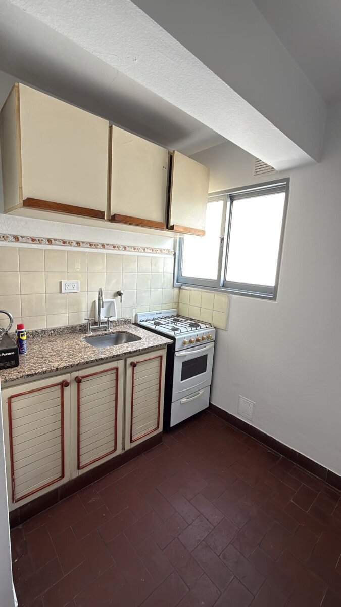¡Alquiler sobre Av. Colón! Depto de 1 Dormitorio con Cocina Separada – Excelente Ubicación en Alberdi - Imagen 3